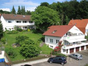 下乌尔丁根Herter Uhldingen-Mühlhofen的一座红色屋顶的白色大房子