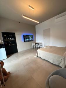 1 dormitorio con 1 cama, mesa y sillas en MP Luxury room en Budoni