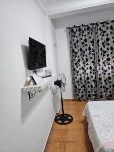 een kamer met een vloerventilator en een bed bij Apartamento Doble Exterior en la GRAN VIA de Madrid in Madrid