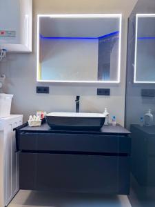 uma casa de banho com um lavatório e um espelho em LUXUS-PENTHOUSE mit Weitblick über Graz em Graz