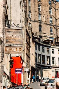 un cartello sul lato di un edificio in una strada di Grassmarket Hotel a Edimburgo