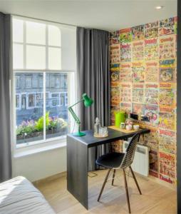 Voodi või voodid majutusasutuse Grassmarket Hotel toas