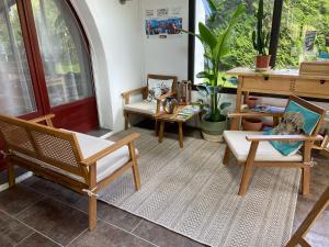 sala de estar con 2 sillas y mesa en MAISON AMORAINA en Ascarat