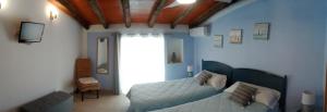 een slaapkamer met een bed en een televisie. bij La Milotxa in Adsubia