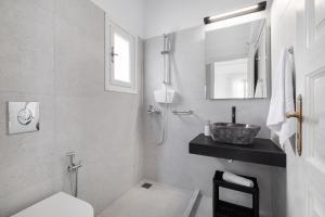 Baðherbergi á Fos Apartments Mykonos
