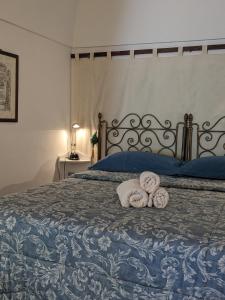 1 dormitorio con 1 cama con toallas en The Place Yoga Retreat *FREE YOGA CLASS, en Pantelleria