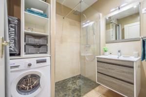 a bathroom with a washing machine and a sink at Le jardin des Tuit Tuit * Vue Mer * Cozy in Saint-Leu