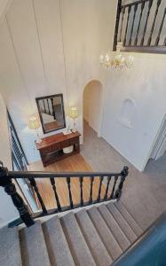 a stairway with a mirror and a table with at 5Rooms life-style in City—“Golden Harvest Retreat” in Matangi