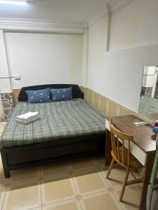niewielka sypialnia z łóżkiem i stołem w obiekcie SUNNY HOME w Ho Chi Minh