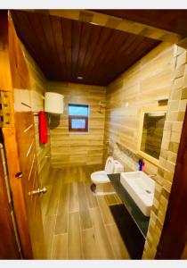 La salle de bains est pourvue de toilettes et d'un lavabo. dans l'établissement The Trout Streamm, à Gulmarg