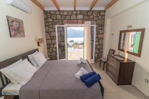 Postel nebo postele na pokoji v ubytování Nymfes Villas + 37 fotografií
