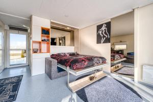 Schlafzimmer mit einem Bett und einem Fenster in der Unterkunft Cozy Floating house with sauna in Tallinn