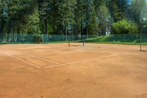 Tenis a/nebo squash v ubytování Mali Brlog nebo okolí