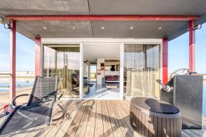 塔林Cozy Floating house with sauna的房屋甲板上的椅子