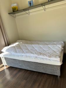 Postel nebo postele na pokoji v ubytování Attefallare i äppelriket