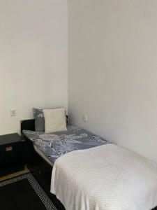 - une chambre avec un lit à côté d'un mur dans l'établissement Danes Square apartments with River View, à Klaipėda