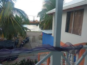 un balcón de una casa con vistas al agua en Posada Valerie, en Providencia