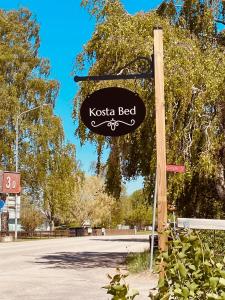 Ein Schild, auf dem Kotsa-Bett steht. in der Unterkunft Kosta Bed-Vandrarhem in Kosta