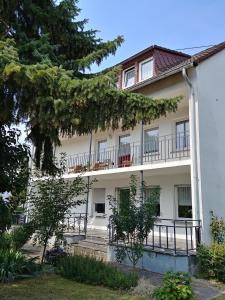 Gästehaus Koblenz Obergeschoss في فالندار: مبنى أبيض كبير مع شرفة