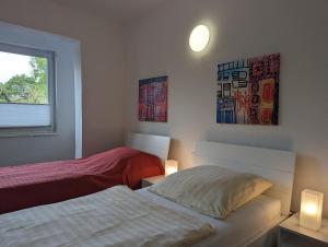 Gästehaus Koblenz Obergeschoss في فالندار: غرفة نوم بها سريرين ونافذة