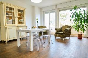 a dining room with a white table and chairs at Casa Rosita Spazio Comfort e Relax 130mq con 3 Camere in Carbonia +34 photos