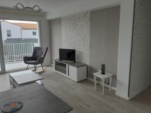 Μια τηλεόραση ή/και κέντρο ψυχαγωγίας στο appartement neuf 65 m2 lumineux au calme balcon et parking