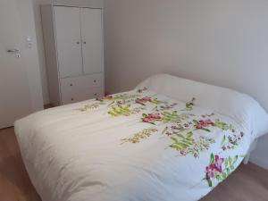 Ένα ή περισσότερα κρεβάτια σε δωμάτιο στο appartement neuf 65 m2 lumineux au calme balcon et parking