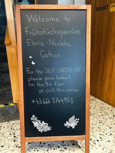 un panneau indiquant la bienvenue dans un fast-food dans l'établissement Frühstückspension Elena Nicoleta Caltun, à Fischamend Dorf