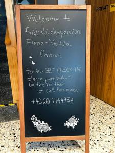 znak z napisem „Witamy w restauracji typu fast food” w obiekcie Frühstückspension Elena Nicoleta Caltun w mieście Fischamend