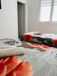 een slaapkamer met een bed en handdoeken op de vloer bij Zeleni Dvor in Ribarska Banja