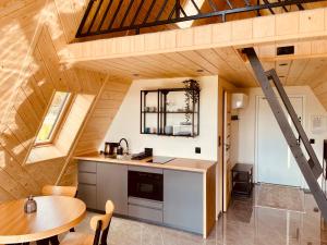 eine Küche und ein Esszimmer mit Holzdecke in der Unterkunft Domek Turniczka in Szaflary