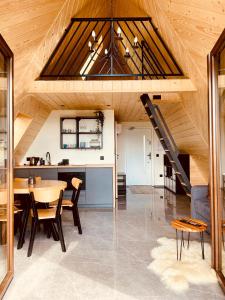 una cucina e una sala da pranzo con soffitto in legno di Domek Turniczka a Szaflary