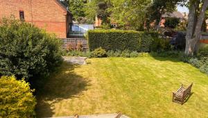 un cortile con una panchina nell'erba di Richard's Home a Kidderminster
