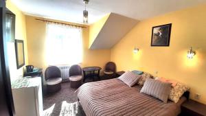 een slaapkamer met een bed en een raam bij ŁÓDZKI DOM TURYSTYCZNY ŁÓDŹ-Helenówek,Pokoje z łazienkami,F-VAT,Parking gratis tylko auta osobowe in Łódź +43 foto's