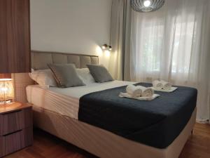een slaapkamer met een bed met handdoeken erop bij Villa Fontana in Sukošan
