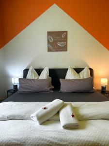 1 dormitorio con 1 cama con 2 almohadas en Frühstückspension Elena Nicoleta Caltun en Fischamend Dorf