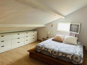 CHEZ NOUS في Mérindol: غرفة نوم بسرير كبير وخزانة