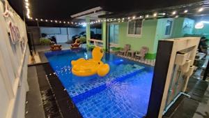 Bazén v ubytování Chay Weng Pool Villa sattahip nebo v jeho okolí
