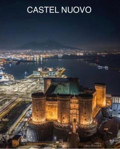una vista di Castel Nugro di notte di B&B Piccolo Lucio a Napoli Altre 37 foto