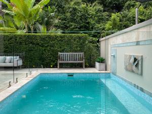 Bazén v ubytování AQUA Beachfront Villa Port Douglas nebo v jeho okolí