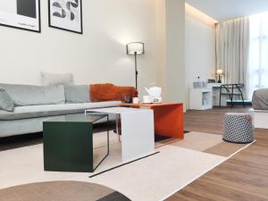 uma sala de estar com um sofá e uma mesa em The Sandstone - Bangsar Trade Centre em Kuala Lumpur