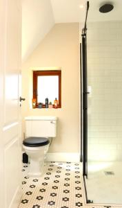 een badkamer met een toilet en een raam bij The Loft at the Croft - Stunning rural retreat perfect for couples & dogs in Leigh