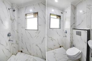 uma casa de banho com um WC e um lavatório em FabHotel Grand Hazra Inn em Calcutá