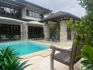 Bazén v ubytování AQUA Beachfront Villa Port Douglas nebo v jeho okolí
