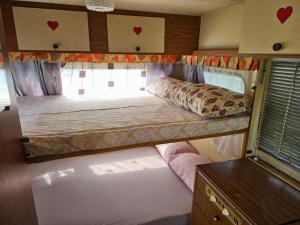 Postel nebo postele na pokoji v ubytování Plav Lake Camping + 37 fotografií