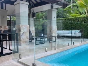 Bazén v ubytování AQUA Beachfront Villa Port Douglas nebo v jeho okolí + 37 fotografií