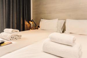 Postel nebo postele na pokoji v ubytování Stay Central Hotel