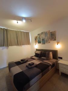 コスタ・デ・アンティグアにあるApartamento SUN Complex Amaya Fuerteventuraのベッドルーム1室(大型ベッド1台、タオル2枚付)