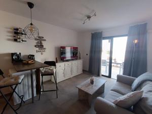 ein Wohnzimmer mit einem Sofa und einem Tisch in der Unterkunft Apartamento SUN Complex Amaya Fuerteventura in Costa de Antigua