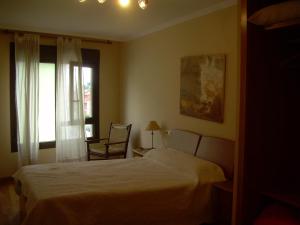 a bedroom with a bed and a window at Apartamento playa Carrabuxeira (Sanxenxo) in Sanxenxo